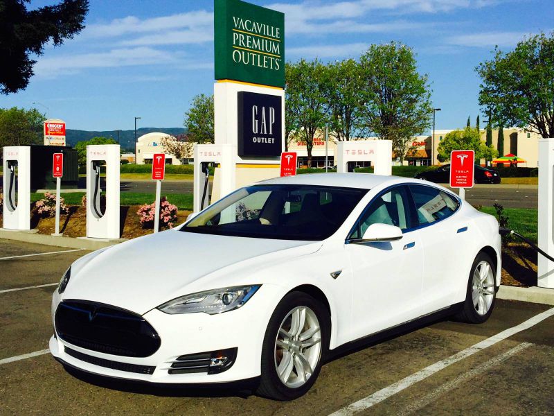 Tesla v praxi VII: Pořizovací náklady Tesla Model S a skutečná cena provozu