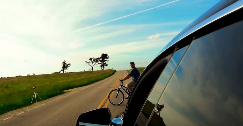 VIDEO: Jak reaguje Autopilot Tesla Model S na cyklisty?